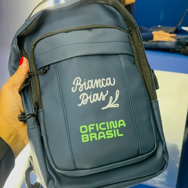 Mochila com o nome do convidado escrito à mão