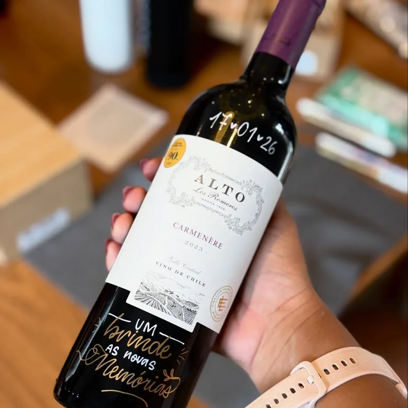 Rótulo de garrafa personalizado à mão com caligrafia