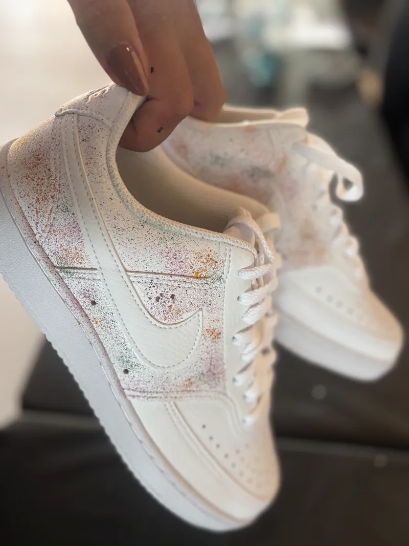 Tênis personalizado com respingos de tinta coloridos
