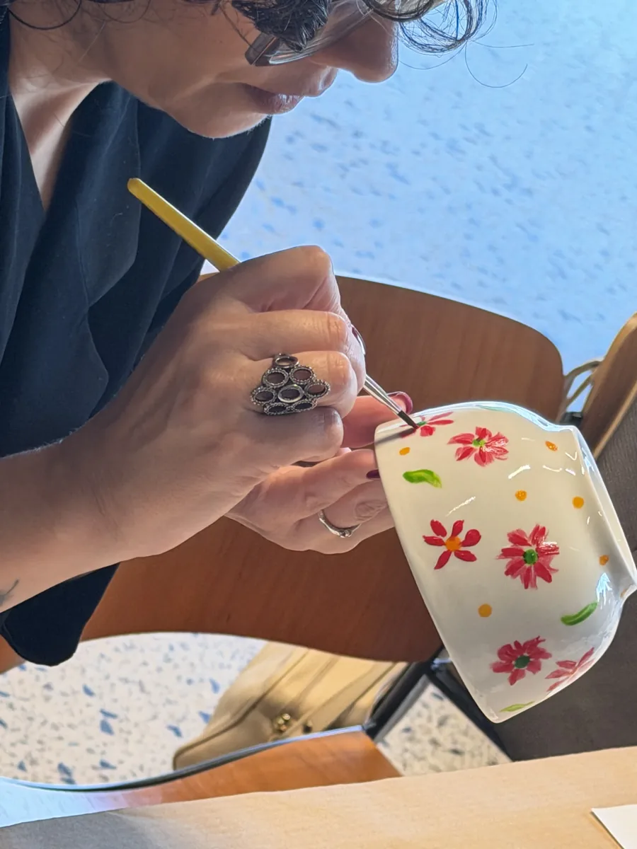 Participante praticando a pintura no workshop