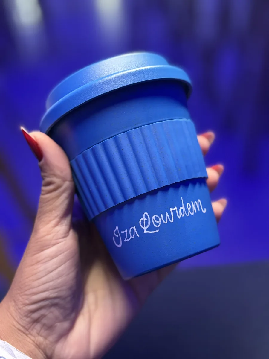 Caneca de viagem personalizada com nome em lettering