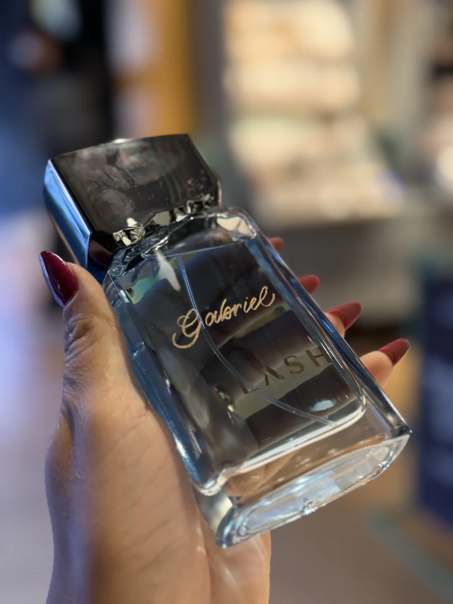 Frasco de perfume com o nome gravado no vidro
