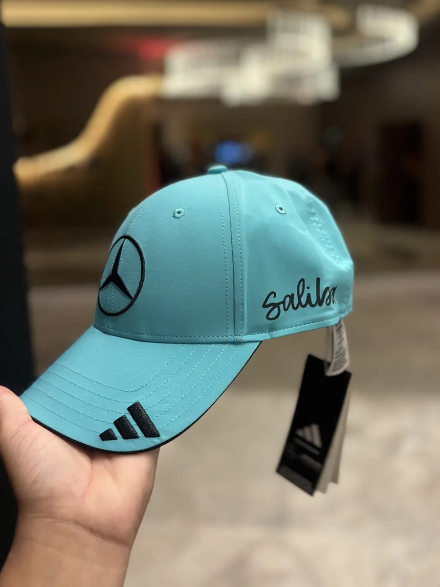 Boné personalizado com o nome escrito à mão na aba
