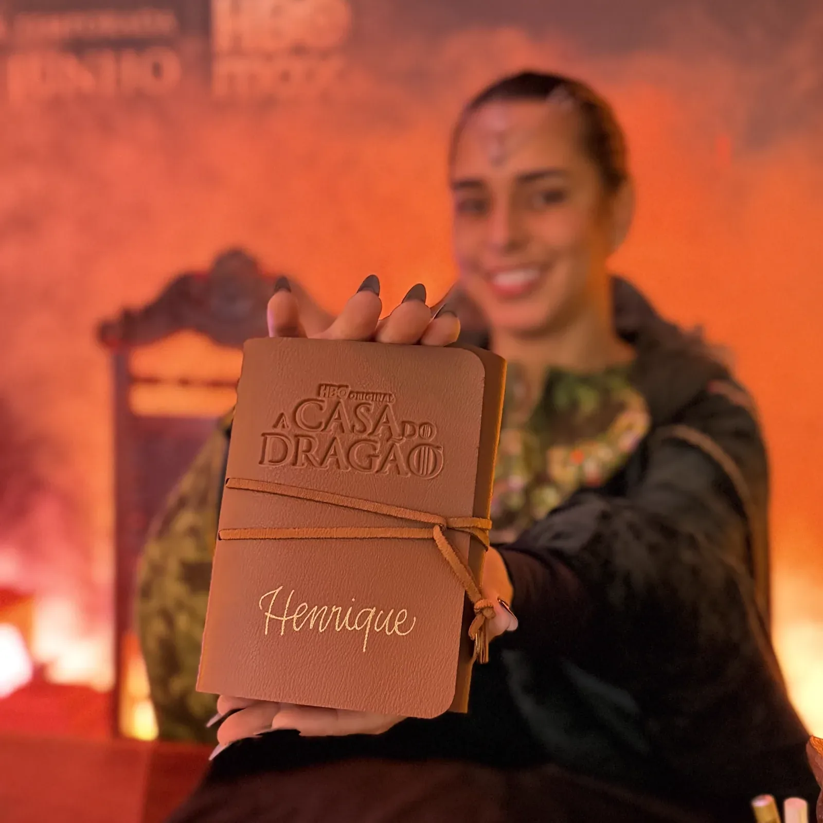 Caderno de couro personalizado com o nome escrito à mão durante o evento